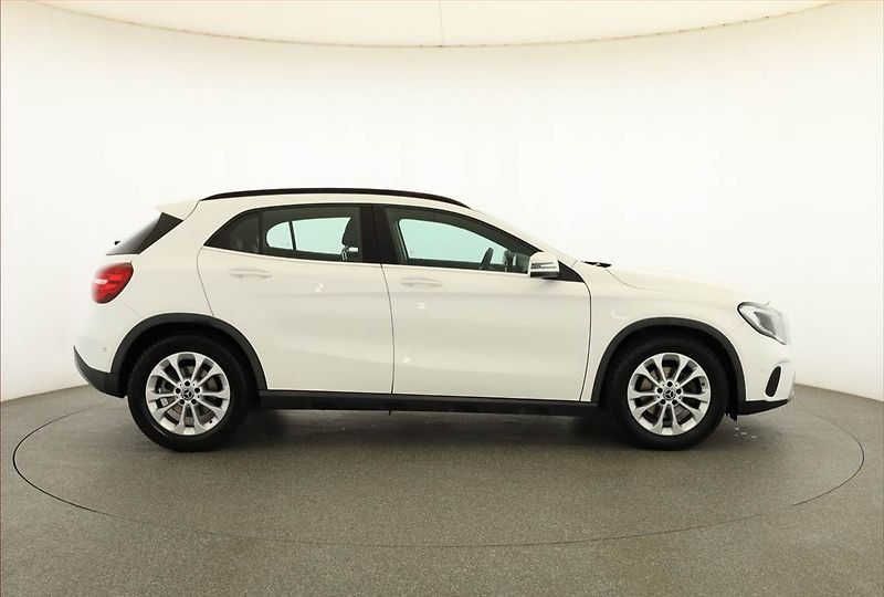 Mercedes-Benz GLA (2018) 200 d 4MATIC - fotka 6 z 18