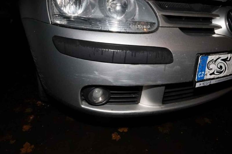 Během pronásledování řidič poškodil ukradené auto.