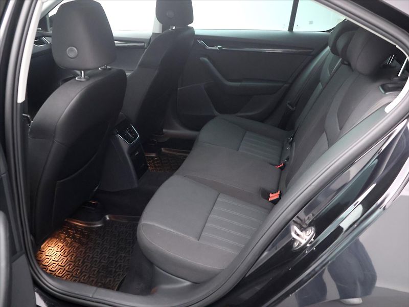 Škoda Octavia 2,0 TDi 110kW Style Aut.klima - fotka 13 z 30