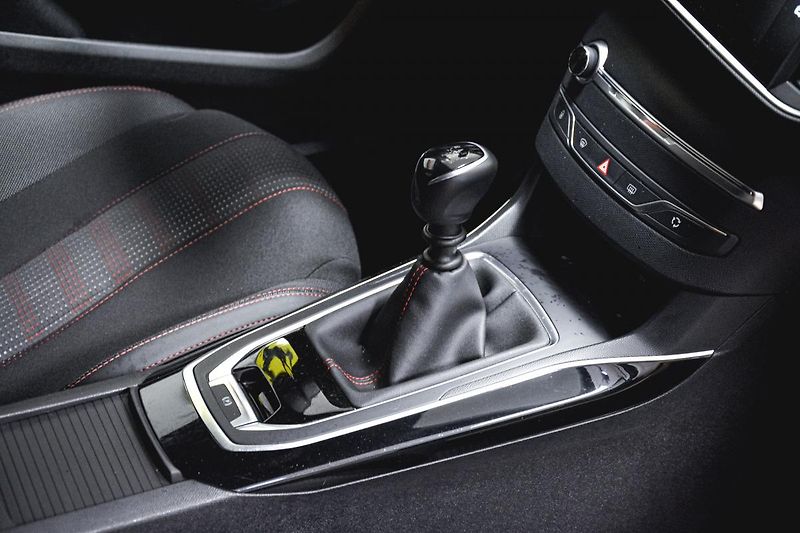 Peugeot 308 (2020) GT NAVI1.5 BlueHDi ČR 1MAJITEL - fotka 25 z 33