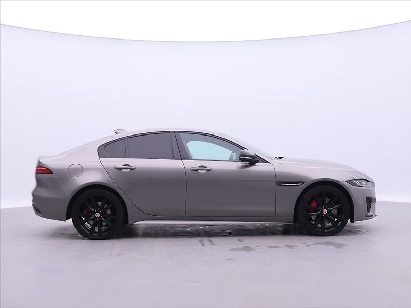 Jaguar XE 2,0 P300 221kW R-Dynamic DPH - fotka 8 z 43