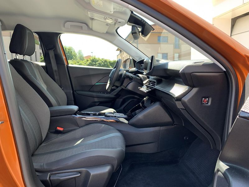 Peugeot 2008 ALLURE 1,2 PureTech 96kW AT - fotka 15 z 30