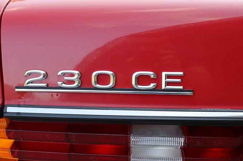 Mercedes-Benz 123 230CE KUPÉ AUTOMAT 100kW - fotka 36 z 48