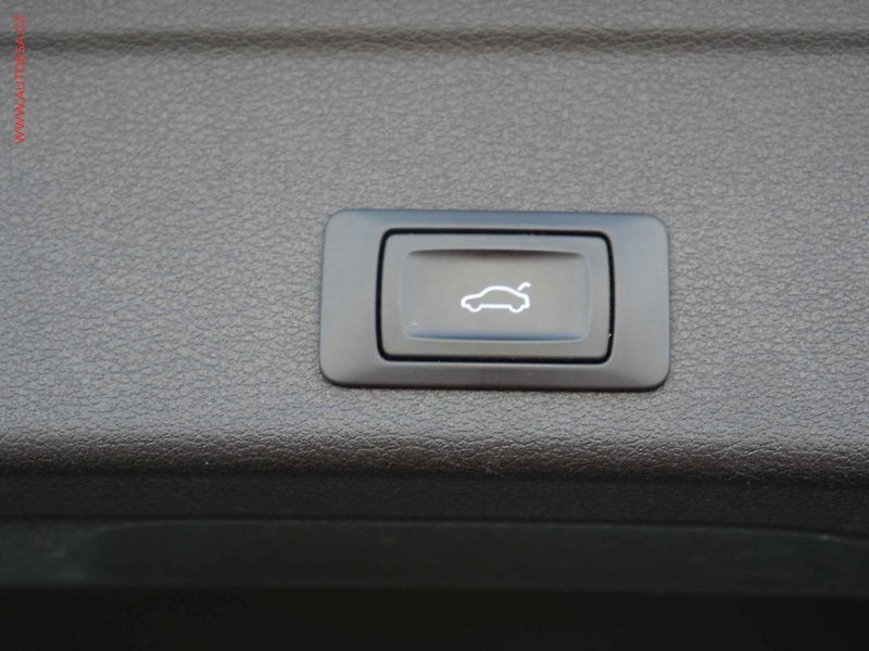 Audi A4 (2016) 2.0 TDi, AC, bixen, park - fotka 17 z 22