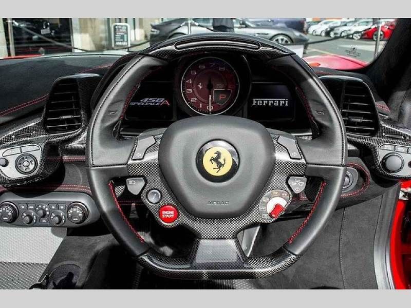 Ferrari 458 Speciale A prodávané v Británii.