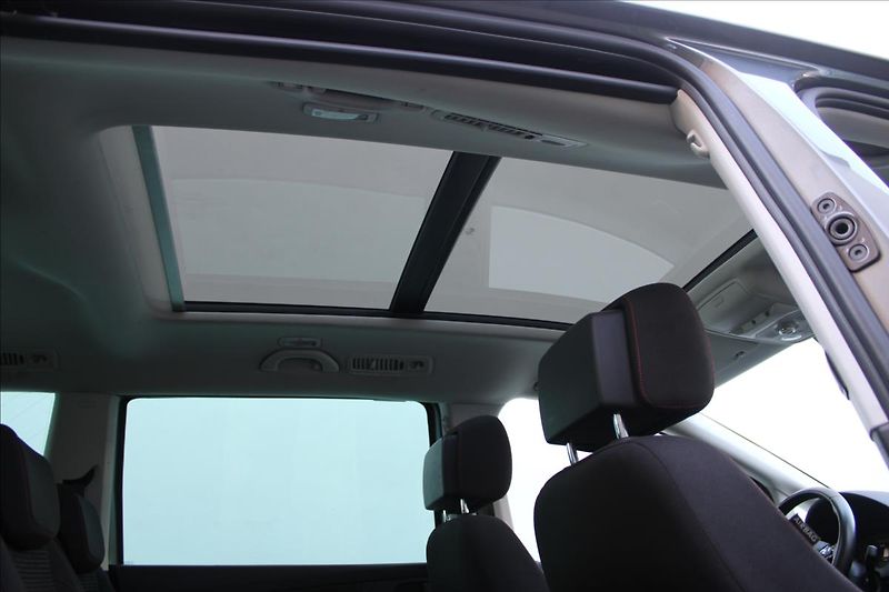 Volkswagen Sharan 2.0 TDI / DSG / TOP-VÝBAVA - fotka 35 z 48