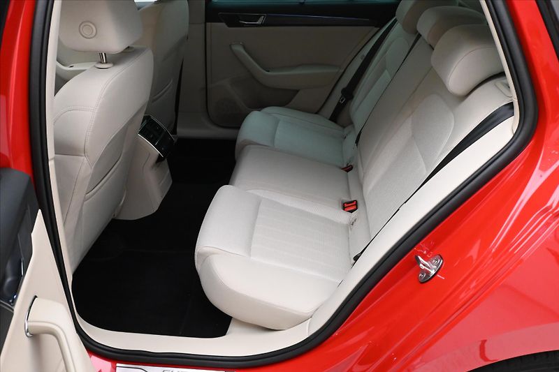 Škoda Superb 2,0 TDI 110kW Style DSG Záruka - fotka 14 z 33
