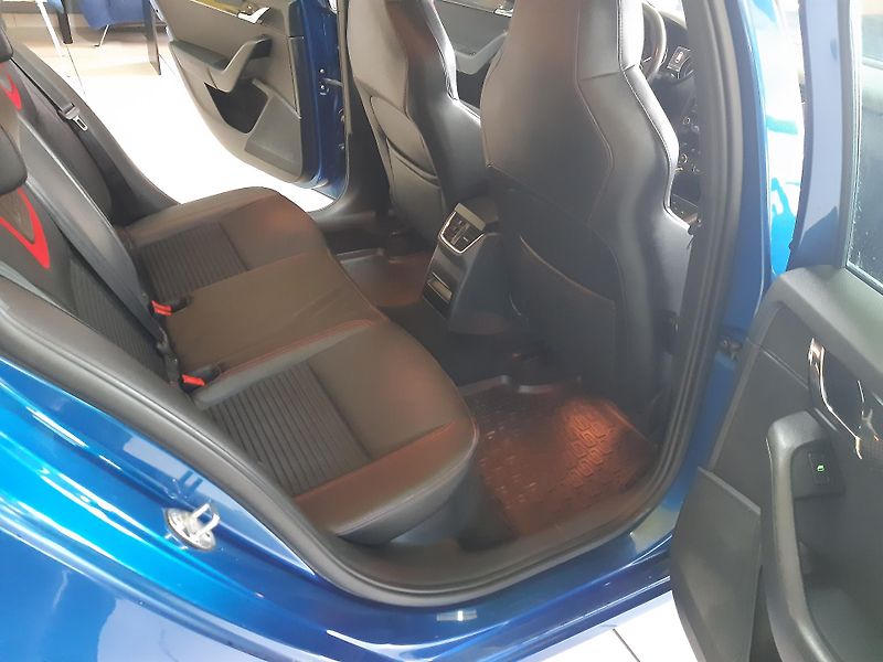 Škoda Octavia RS 2.0 TDI COMBI NAVI - fotka 26 z 28