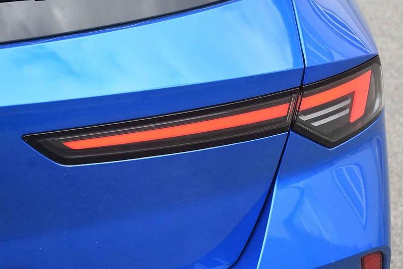 Opel Astra je dobře připraven pro dlouhé přesuny i na horších vozovkách.