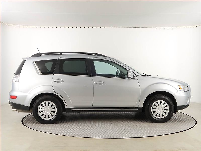 Mitsubishi Outlander (2010) 2.2 DI-D, 4X4, Automat - fotka 6 z 21