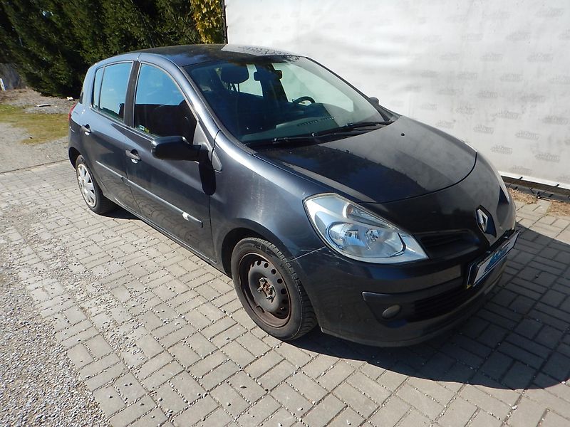 Renault Clio 1.4i, 72 kW, KLIMA - fotka 7 z 21