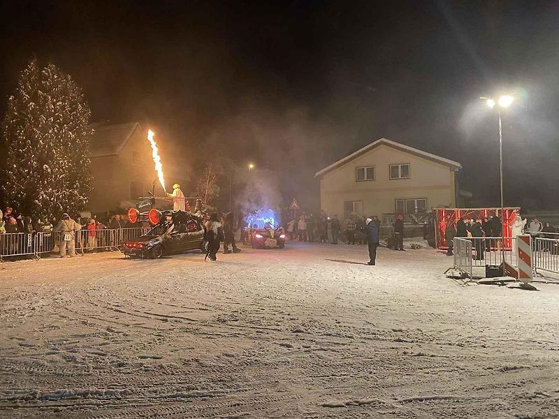 Čertovský průvod Krahulčím ve sněhu. Pekelníci měli sraz na velkém parkovišti u masny.