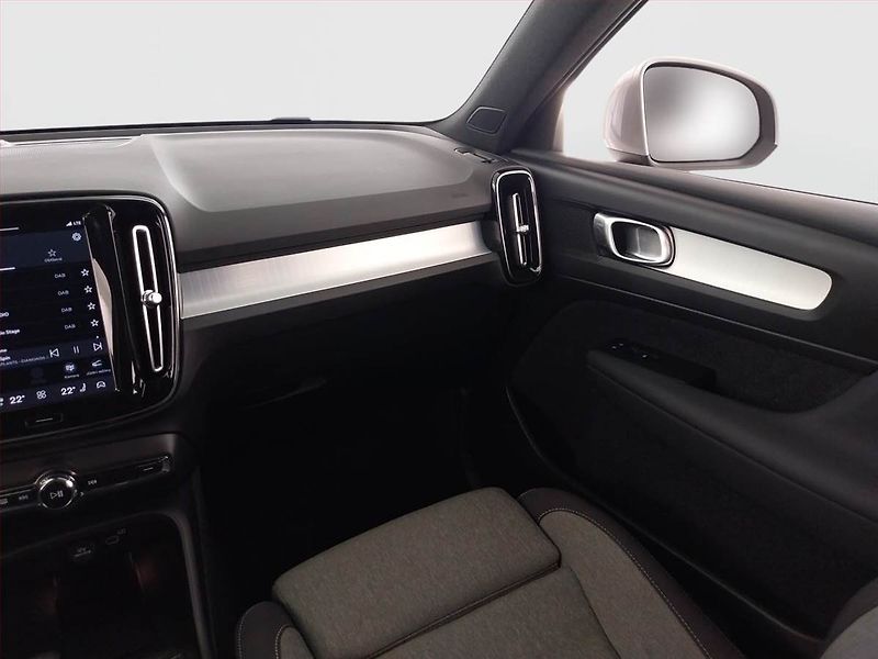 Volvo XC40 (2025) B3 - fotka 8 z 22