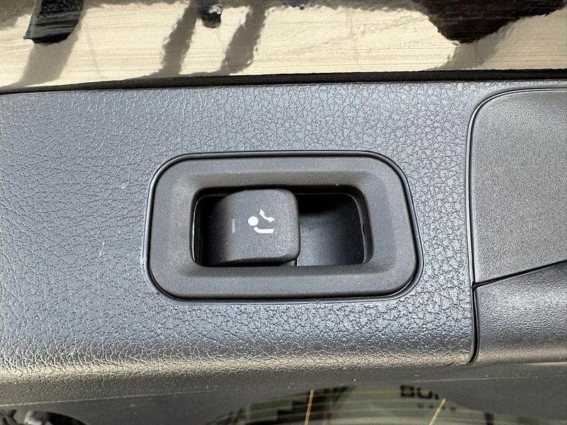 Mercedes-Benz GLB (2024) 200d 4M/AMGPREMIUMPLUS/HUD/360 - fotka 16 z 20