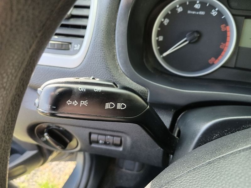 Škoda Fabia 1.4 16V Ambiente - fotka 13 z 25