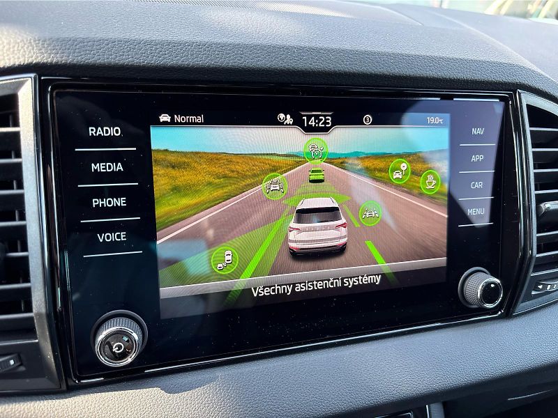 Škoda Karoq 1,5 TSI 110 kW SPORTLINE DSG - fotka 17 z 30
