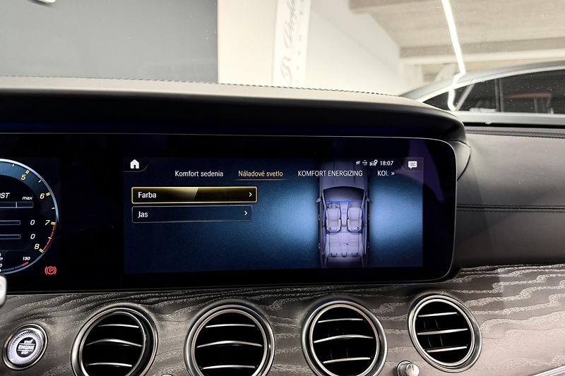 Mercedes-Benz Třídy E (2021) E 63s AMG 4Matic+ V8 Biturbo - fotka 76 z 124