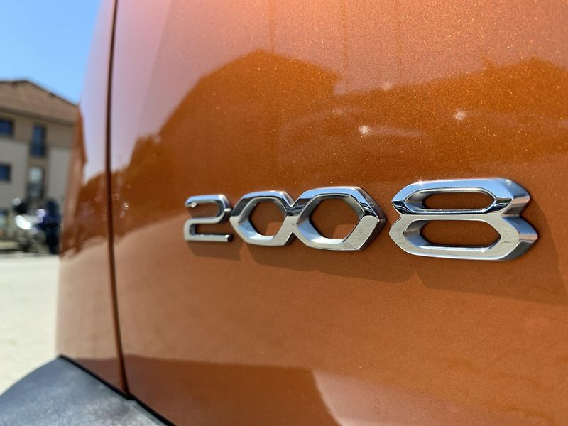 Peugeot 2008 ALLURE 1,2 PureTech 96kW AT - fotka 25 z 30