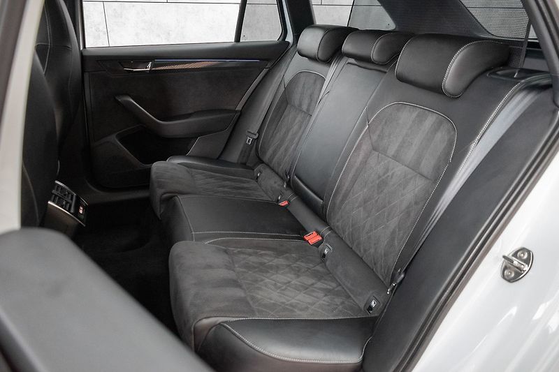 Škoda Superb 2.0 TDI 4x4*SPORTLINE*CANTON* - fotka 13 z 46