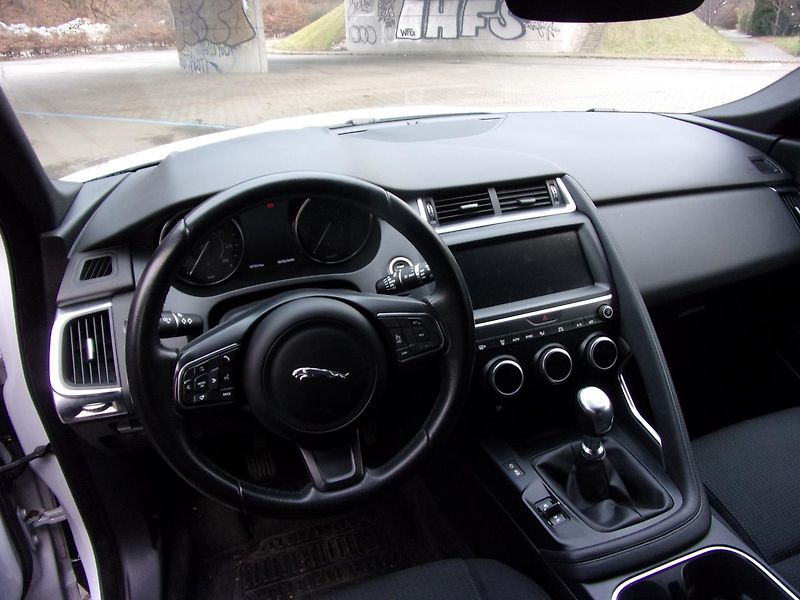 Jaguar E-Pace 2.0D Bussines edit., new motor - fotka 11 z 18