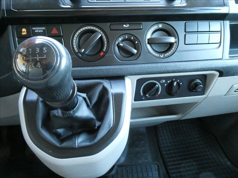Volkswagen Transporter 2,0 TDi 75kW 9.míst, serviska - fotka 29 z 43