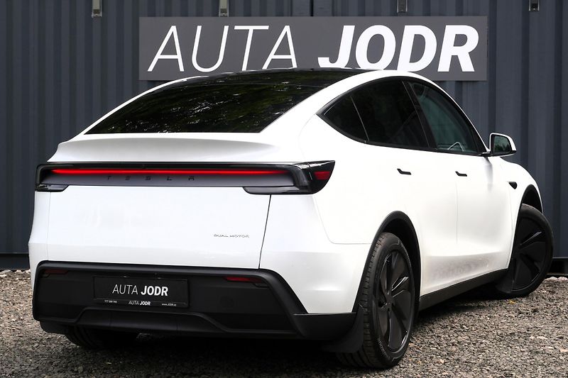 Tesla Model Y Long Range AWD, ČR, Tažné - fotka 8 z 39