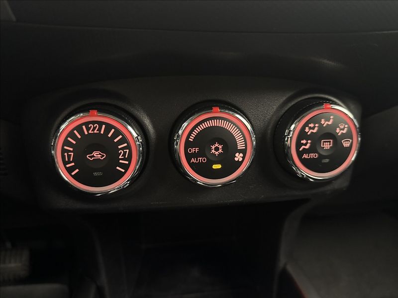 Mitsubishi Outlander 2,2 4WD AUTOMAT VÝHŘEV KAMERA - fotka 17 z 34