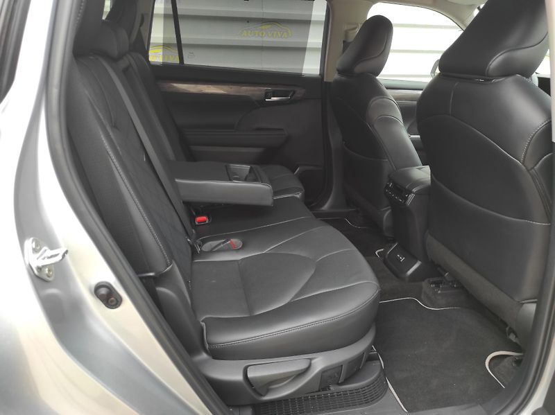 Toyota Highlander 2.5e-CVT HEV 7míst, AWD - fotka 14 z 59