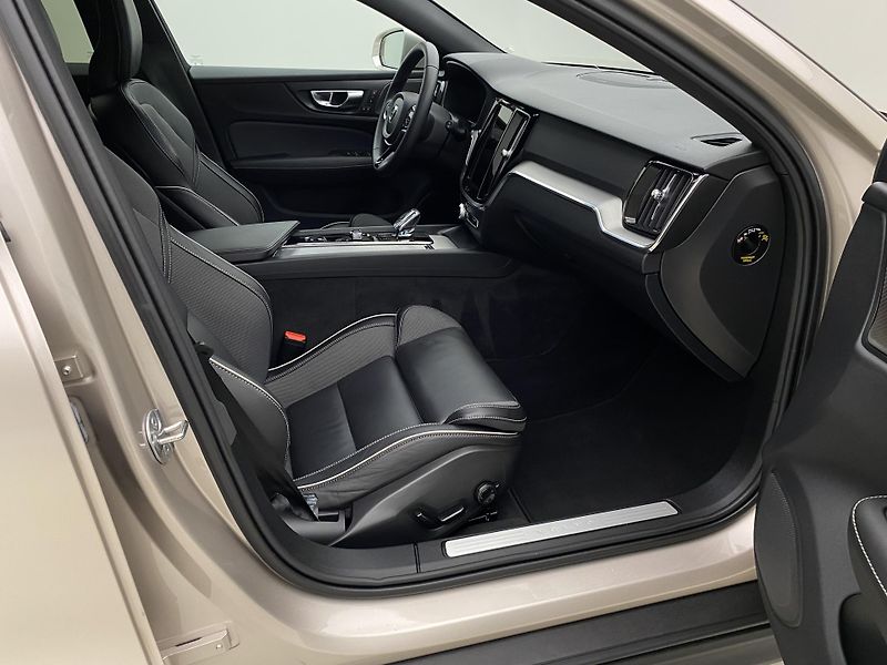 Volvo V60 CC B5 AWD BRIGHT PLUS AUT  - fotka 23 z 58