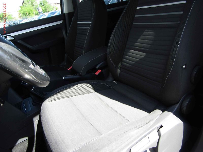 Volkswagen Touran (2015) 1.6TDi, Navi, AC - fotka 9 z 20