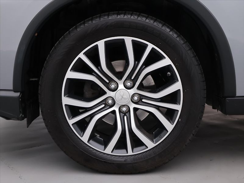 Mitsubishi Outlander 2,0 MIVEC 110kW Intense 4WD - fotka 27 z 34