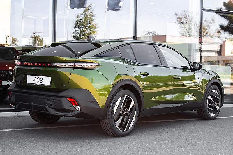 Peugeot 408 (2026) 1,6 GT Plug-in HYBRID 240 e-DC - fotka 5 z 22