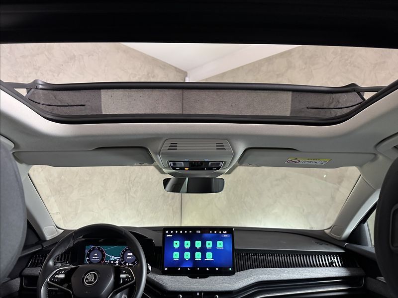 Škoda Superb 2,0 TDi  DSG Selection Assist - fotka 18 z 50