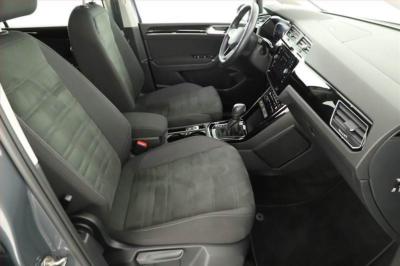 Volkswagen Touran (2023) 2.0 TDI - fotka 7 z 17