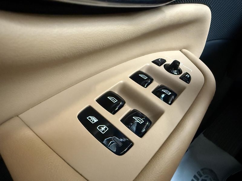 Volvo XC90 B5 AWD diesel Plus Bright Auto - fotka 14 z 22
