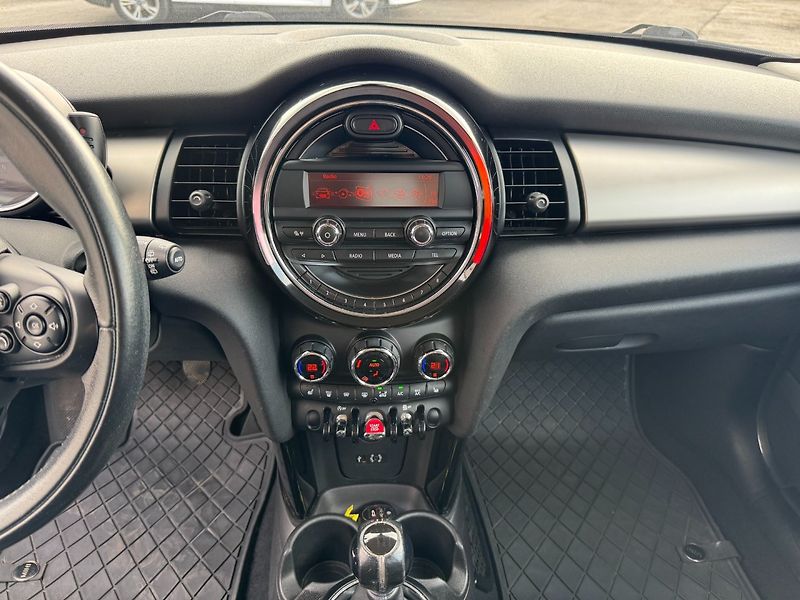 Mini One (2014) 1.2i 75kW - fotka 18 z 28