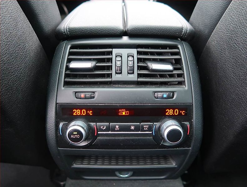 BMW Řada 5 (2013) 520d, Automat, Navi, Xenony - fotka 24 z 27
