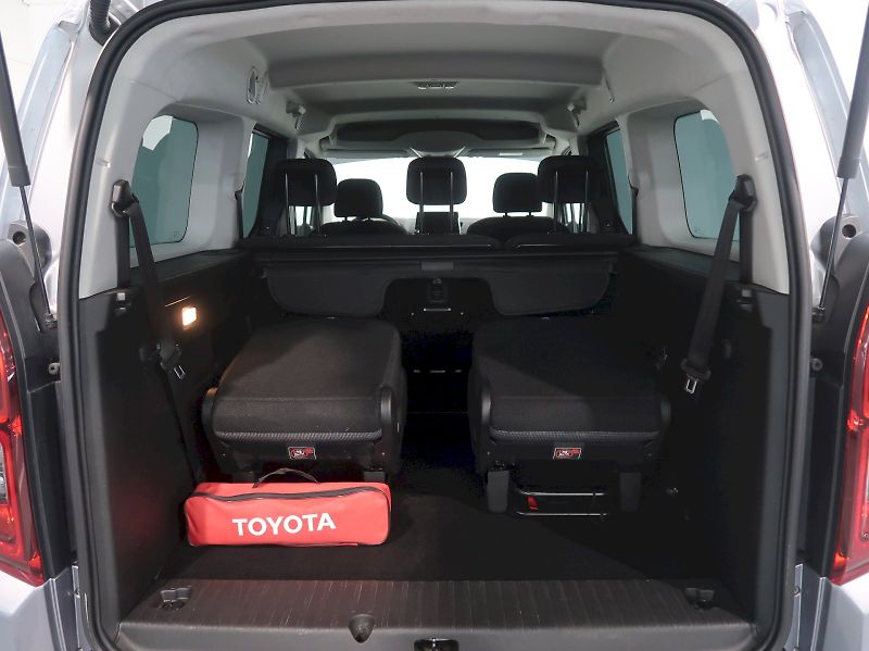 Toyota ProAce City Verso (2021) FAMILY L2 1.5D-4D 96KW 7MÍST T - fotka 29 z 31