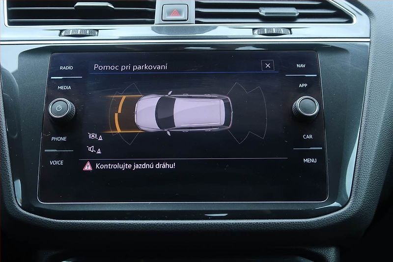 Volkswagen Tiguan (2021) 2.0 TDI - fotka 16 z 24
