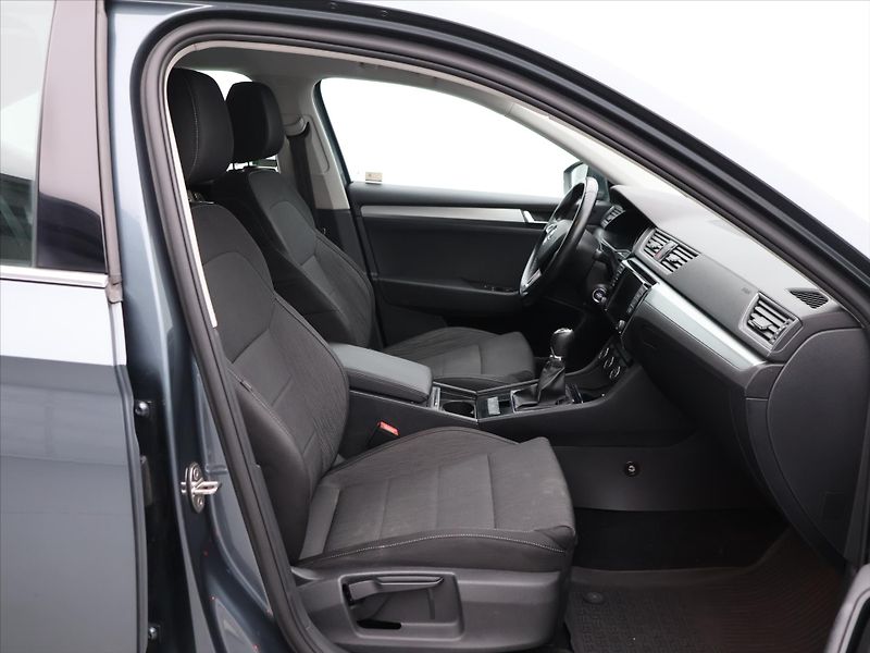 Škoda Superb 2,0 TDI 110kW Ambition DPH CZ - fotka 11 z 26