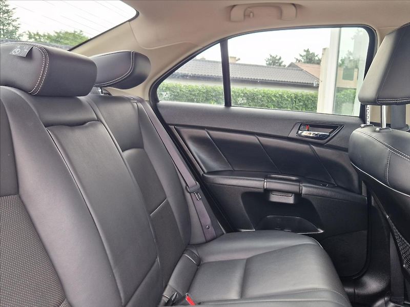 Suzuki Kizashi 2,4 i 4x4 XENON AC ŠÍBR VÝHŘEV - fotka 13 z 37
