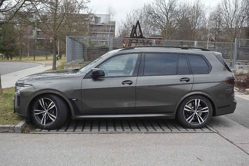 Velké SUV je překvapivě schopné i na zatáčkovitých silnicích