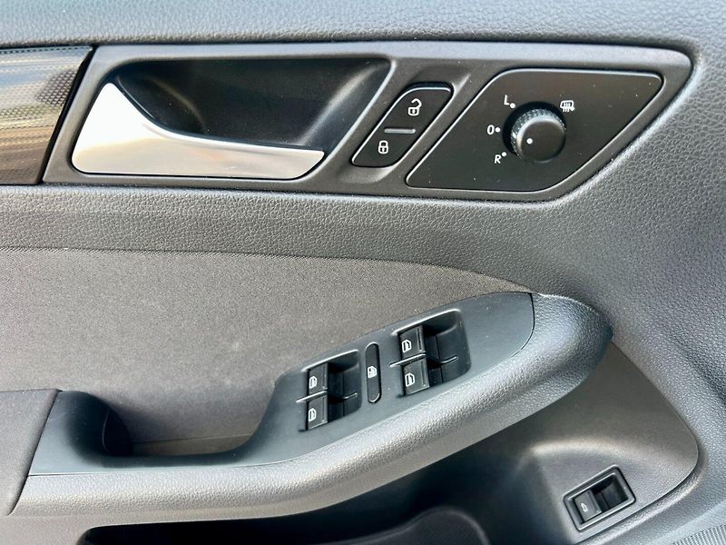 Volkswagen Jetta (2011) 1.2TSi 77kW *ALU*PDC*Klima* - fotka 18 z 19