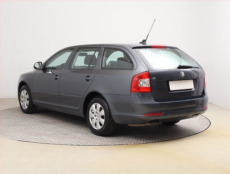 Škoda Octavia (2009) Ambiente 2.0 TDI, Navi - fotka 4 z 19