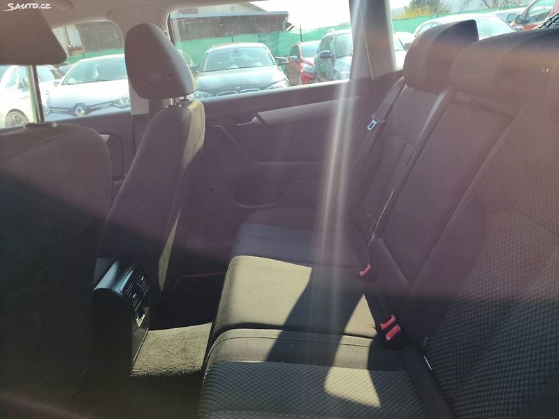 Volkswagen Passat (2011) - fotka 17 z 31