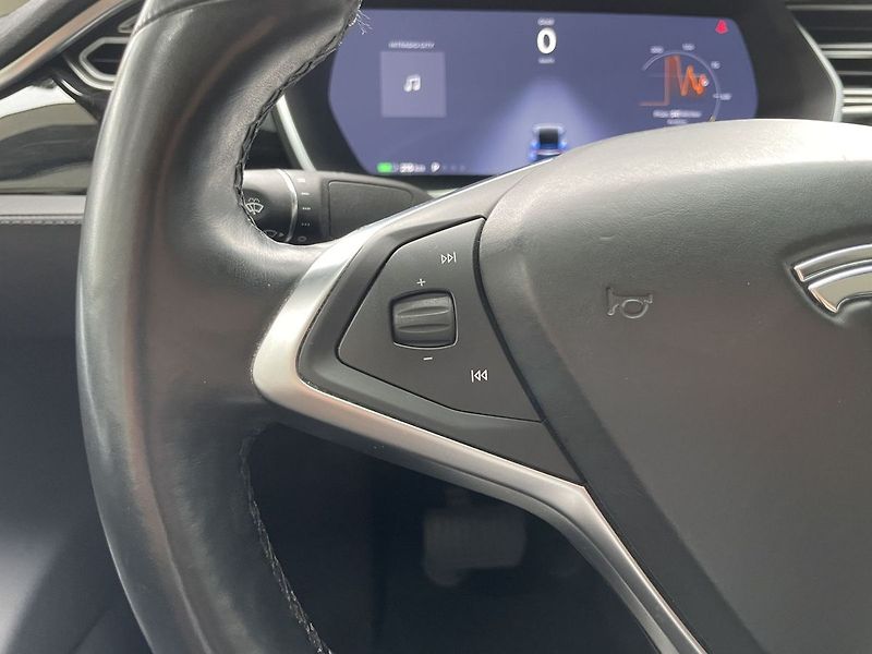Tesla Model X 90D AWD, 7míst, tažné zařízení - fotka 32 z 43
