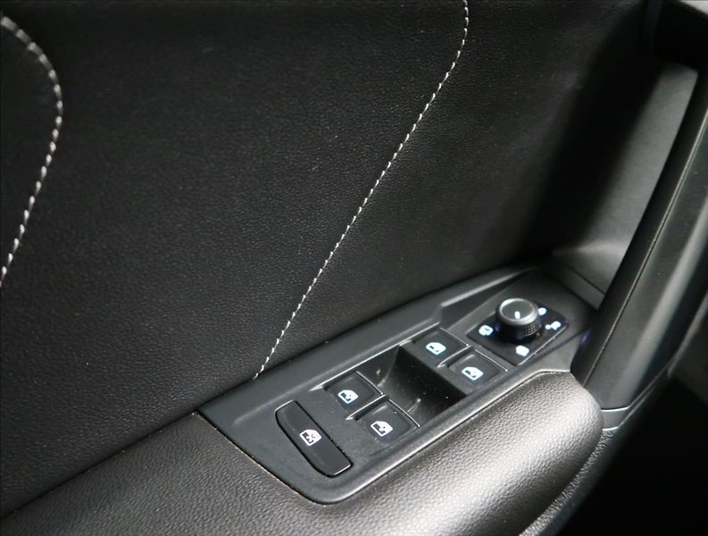 Volkswagen Tiguan 2,0 TDI DSG 4MOTION R-LINE - fotka 22 z 55