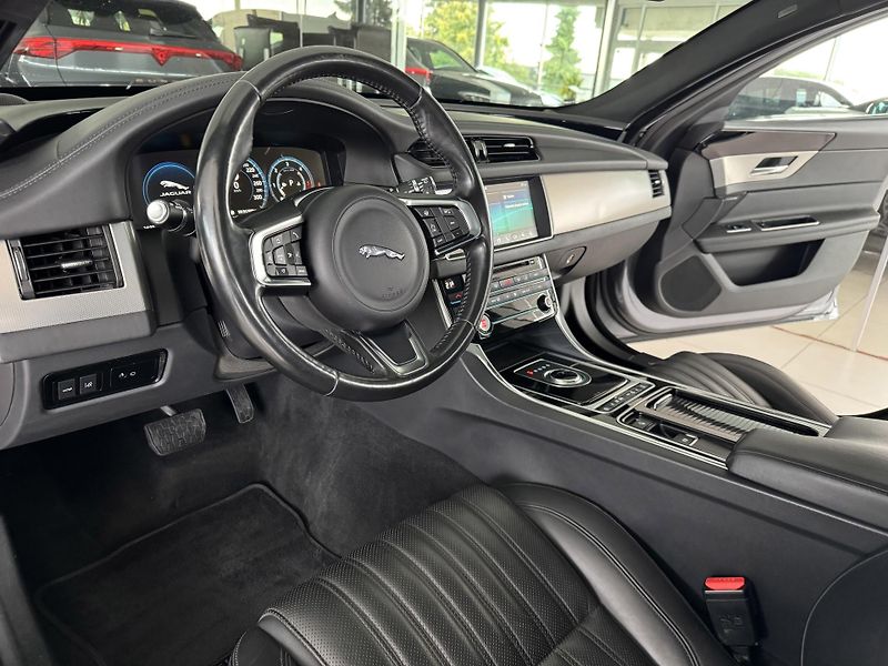 Jaguar XF 25d AWD*FullLED*360Kam*Panoram - fotka 10 z 41