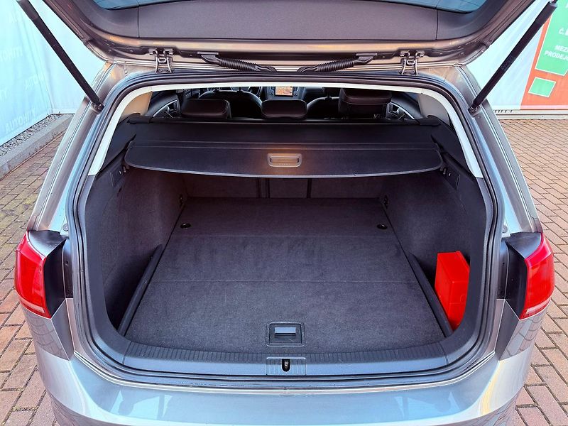 Volkswagen Golf 1.6 TDi DSG Highline, Navi - fotka 9 z 28