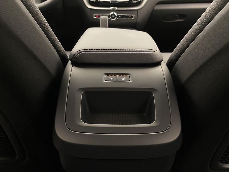Volvo XC60 B5 AWD DARK PLUS AUT CZ - fotka 31 z 60